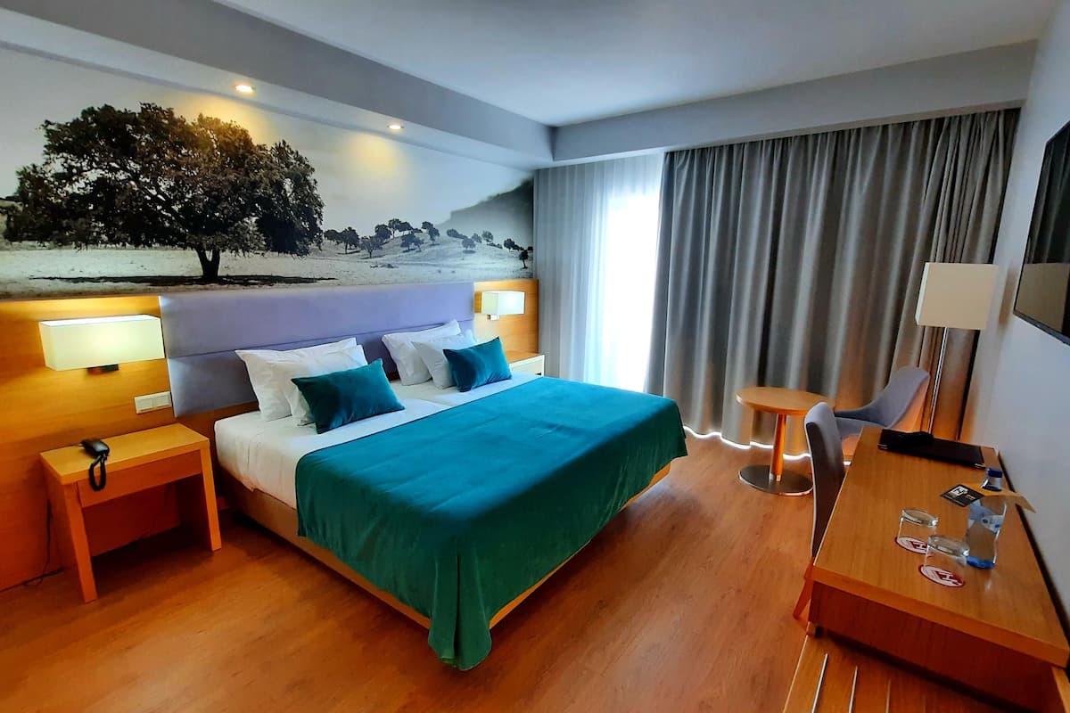 superior twin room | minibar, in-room safe, desk, soundproofing