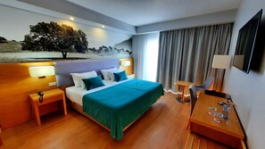 Minibar, in-room safe, desk, soundproofing - BejaParque Hotel (Beja)