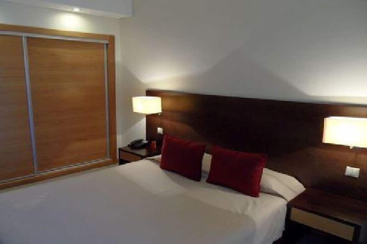 Minibar, caja de seguridad en la habitación y escritorio