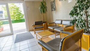 Lobby sitting area - Hotel de la Basse Sambre (Charleroi)