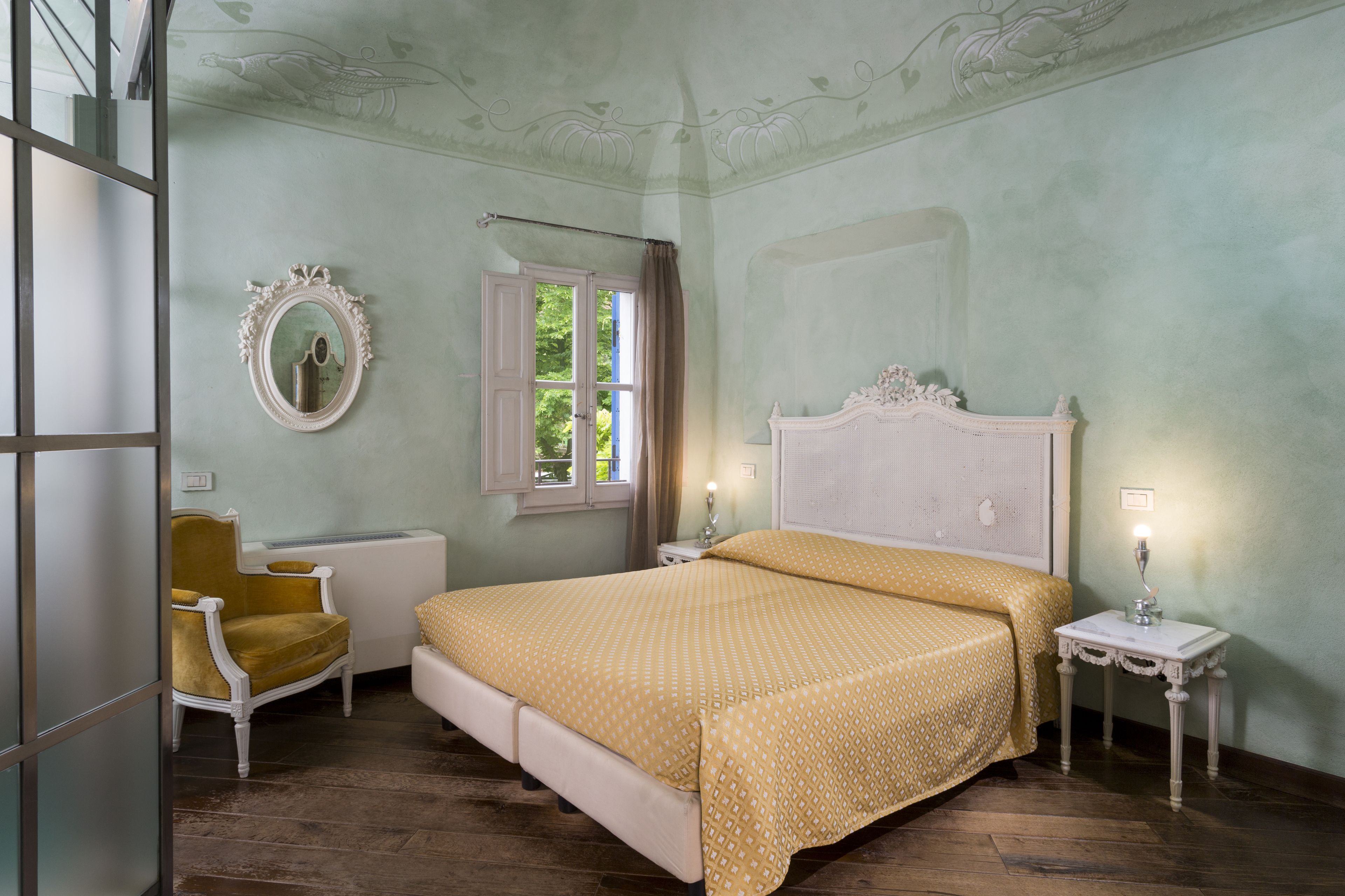 Camera con letto matrimoniale o 2 letti singoli | Minibar, una cassaforte in camera, con stile personalizzato