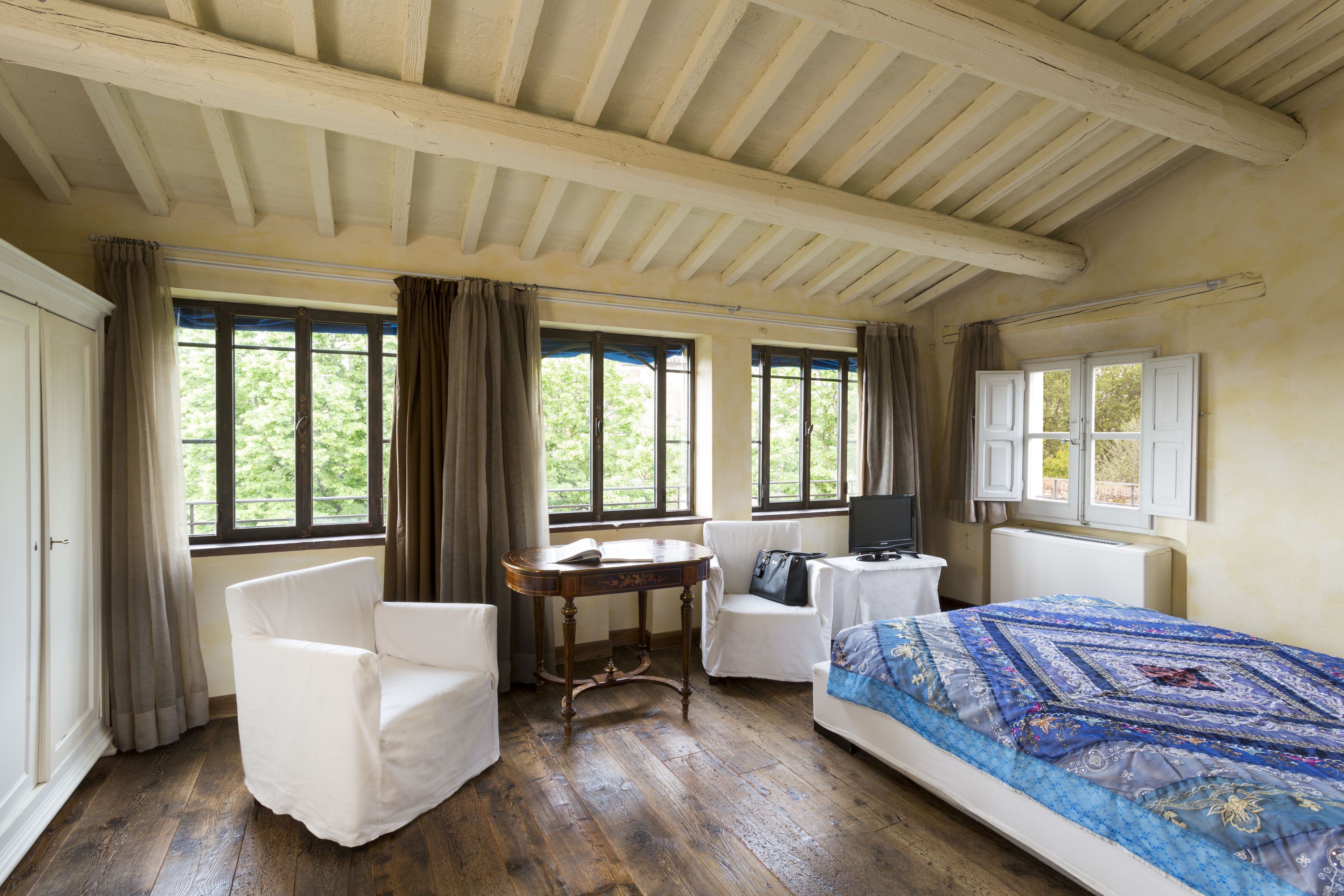 suite | minibar, in-room safe, individually decorated, individually furnished