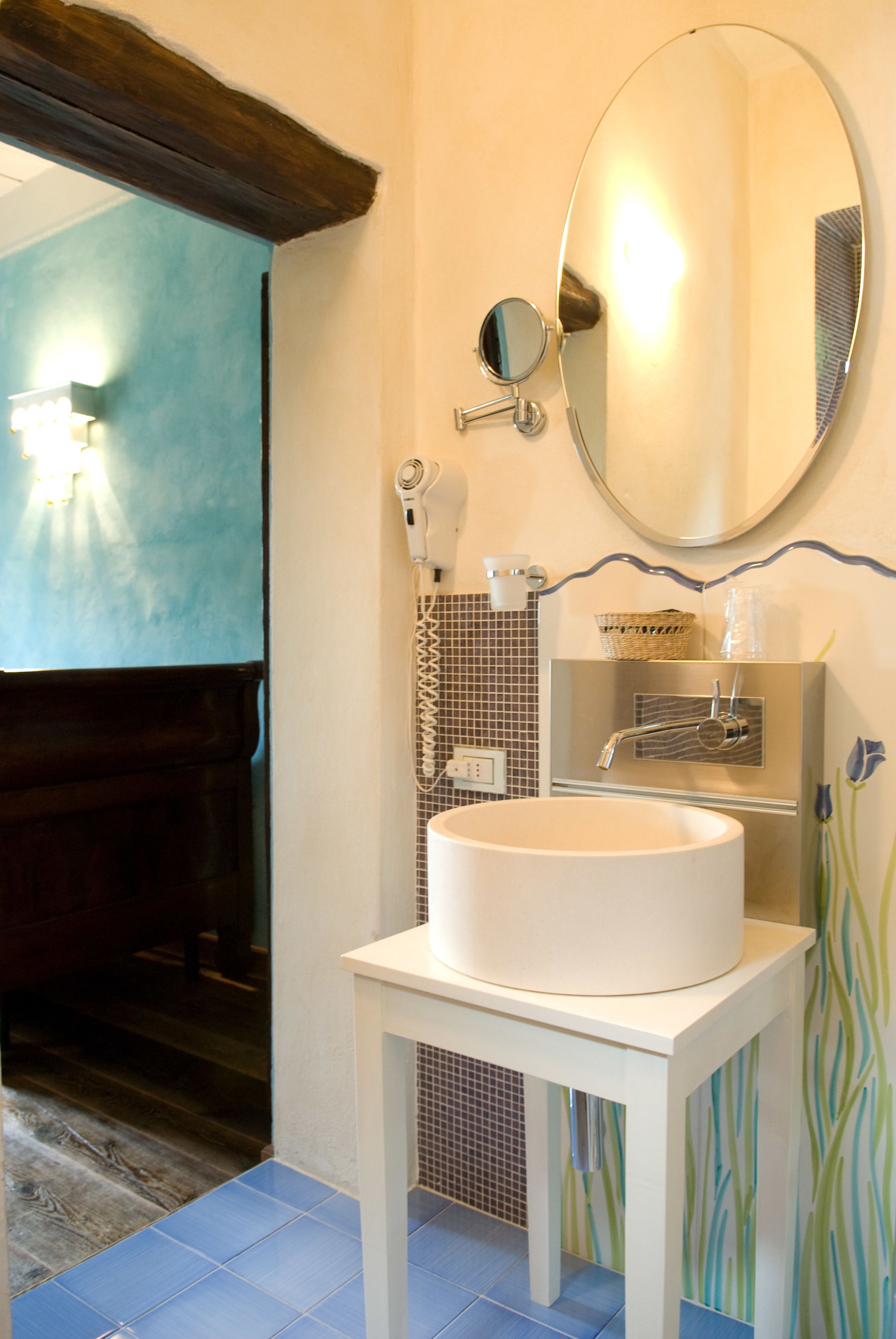 single room | minibar, in-room safe, individually decorated, individually furnished