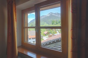 Huoneisto, 2 makuuhuonetta | Tallelokero huoneessa, työpöytä, ilmainen Wi-Fi, vuodevaatteet