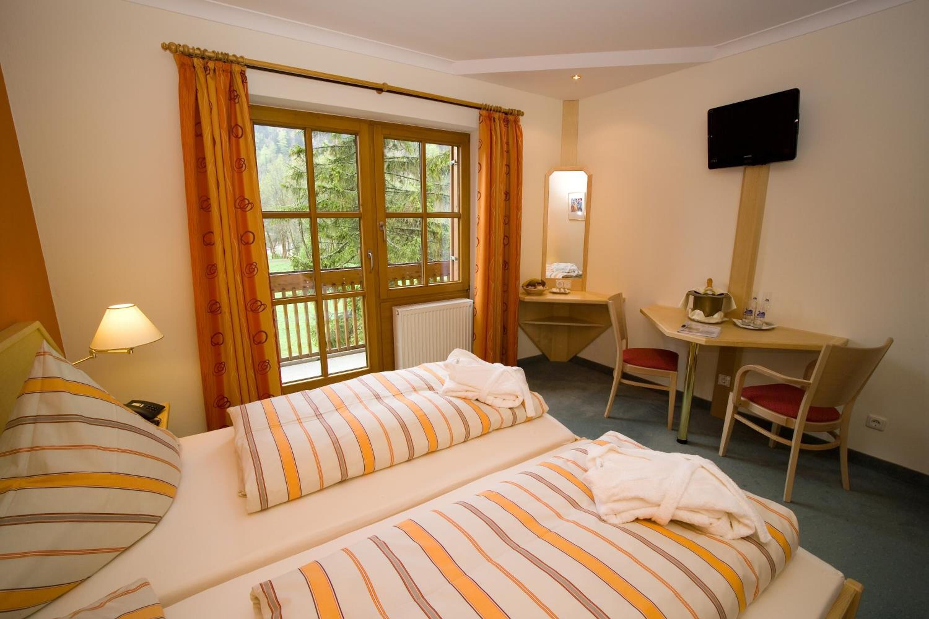 Coffres-forts dans les chambres, bureau, Wi-Fi gratuit, draps fournis