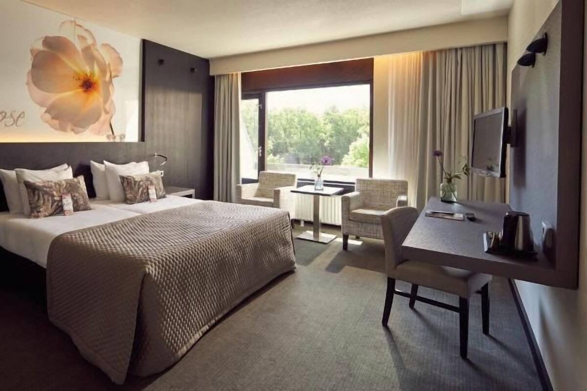 Down duvets, in-room safe, desk, soundproofing