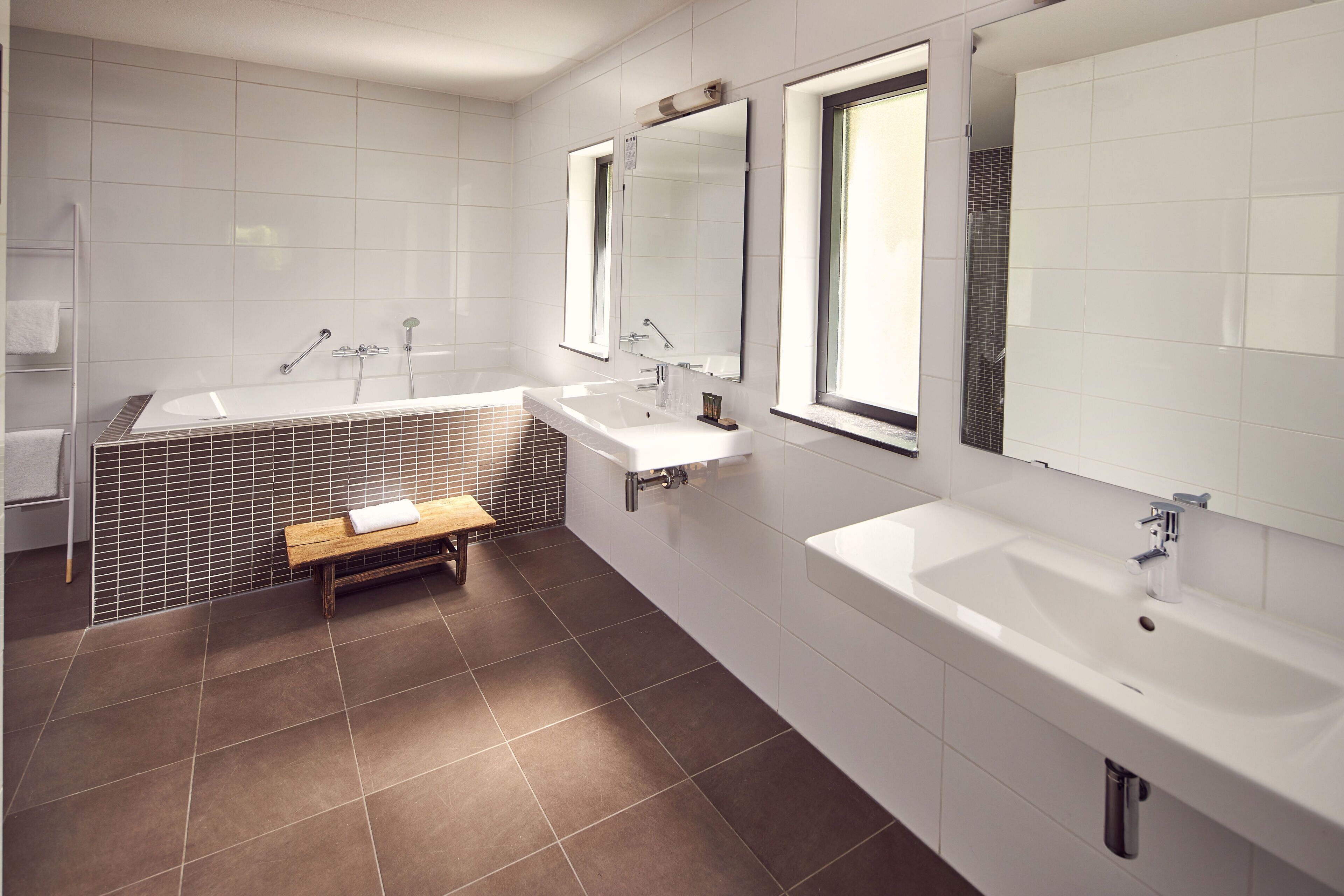 junior suite | bathroom | free toiletries, hair dryer