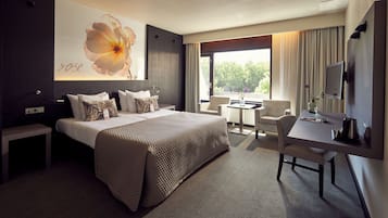 Down comforters, in-room safe, desk, soundproofing