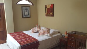 Quarto casal standard, 1 cama de casal | Individualmente decorados, individualmente mobiliados, escrivaninha