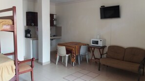 Habitación estándar | Decoración personalizada, muebles diferentes, escritorio y wifi gratis 