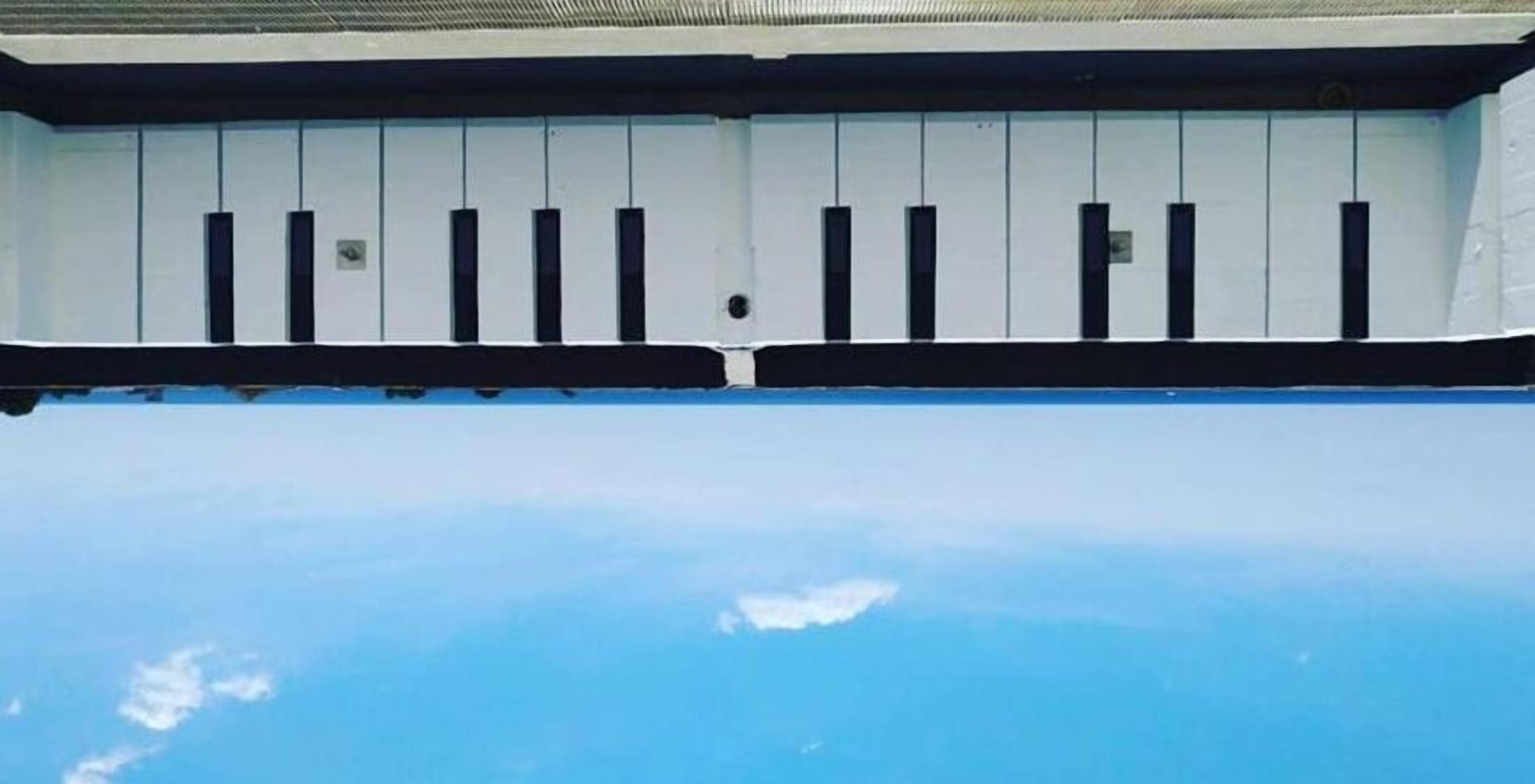 Un coche azul con techo blanco y detalles negros.