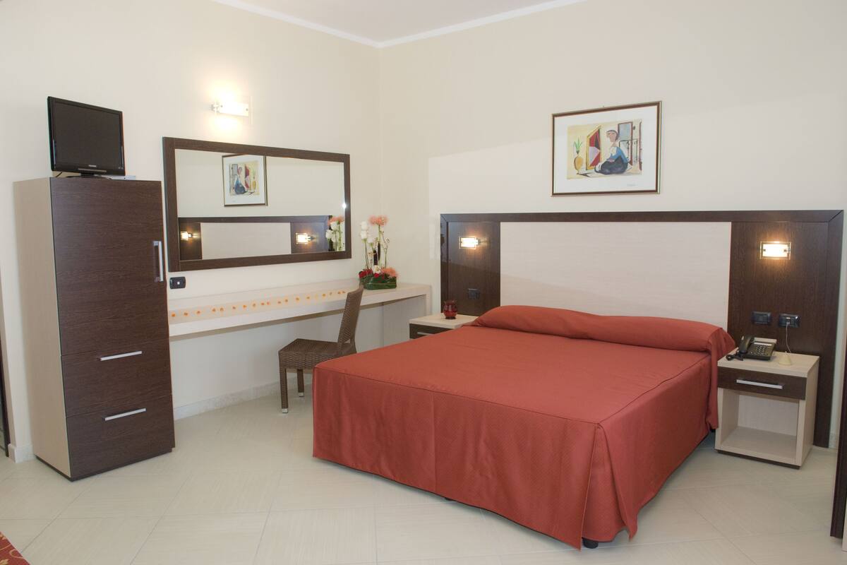 Minibar, brankas, meja kerja, dan tempat tidur bayi (biaya tambahan)