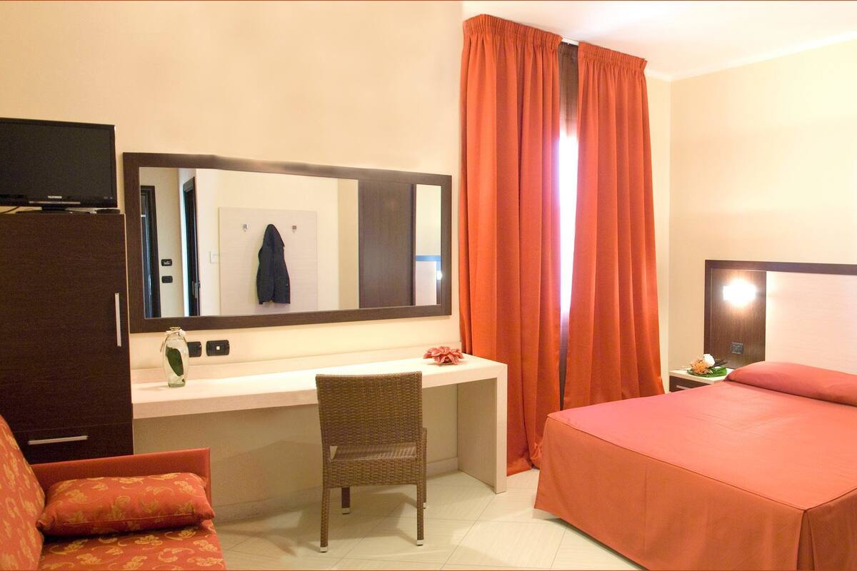 Minibar, brankas, meja kerja, dan tempat tidur bayi (biaya tambahan)