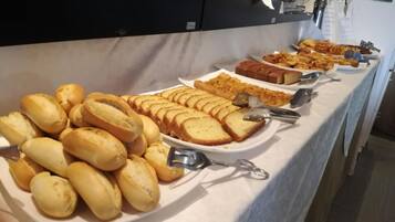 Una mesa de buffet con diferentes panes y pasteles.