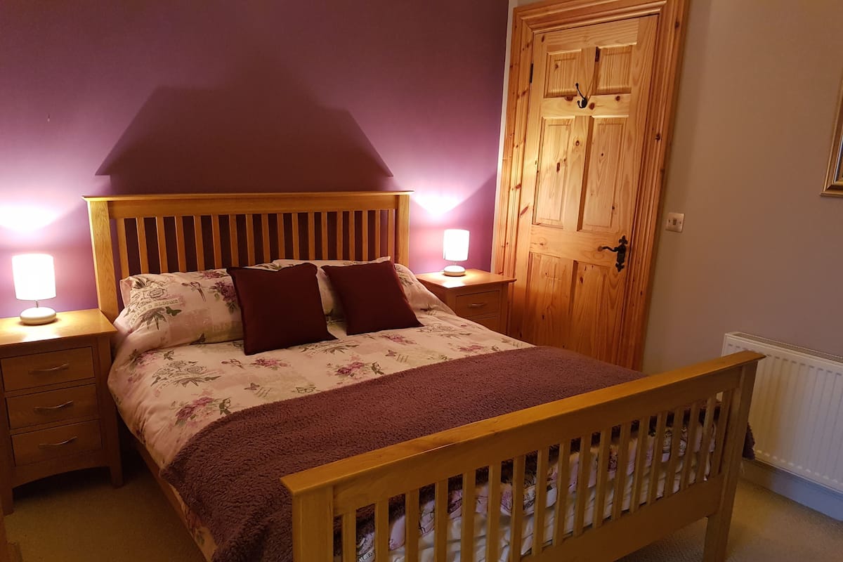Habitación doble, baño en la habitación | Ropa de cama de alta calidad y camas Select Comfort