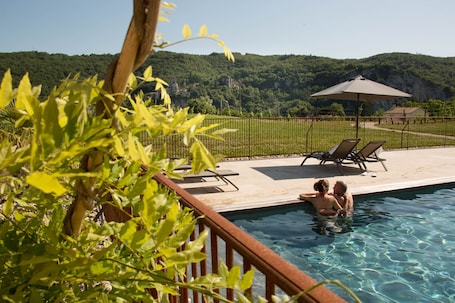 Una piscina techada, 2 piscinas al aire libre, sombrillas