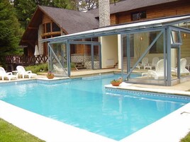 Una piscina techada, una piscina al aire libre