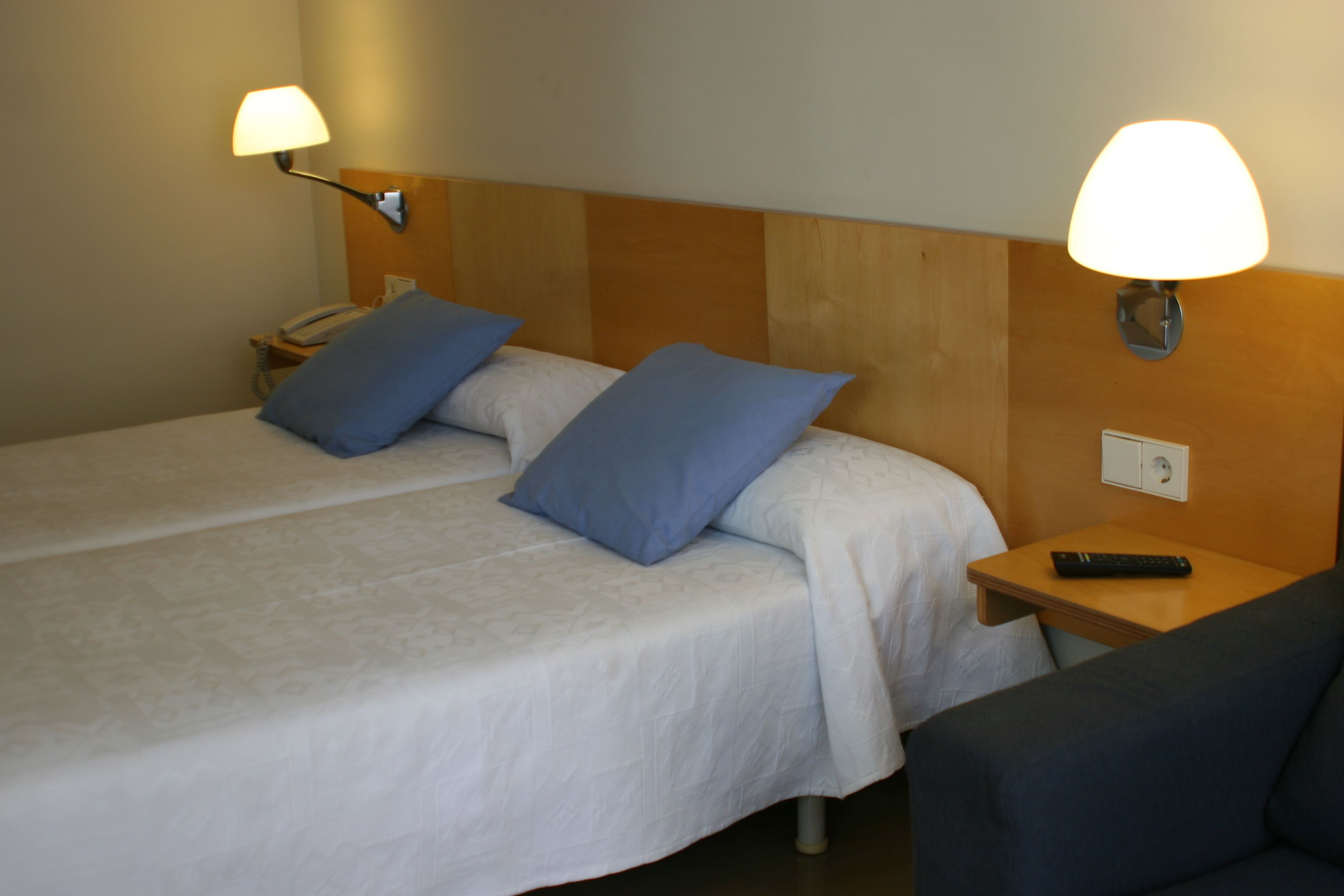 single room | minibar, in-room safe, desk, soundproofing