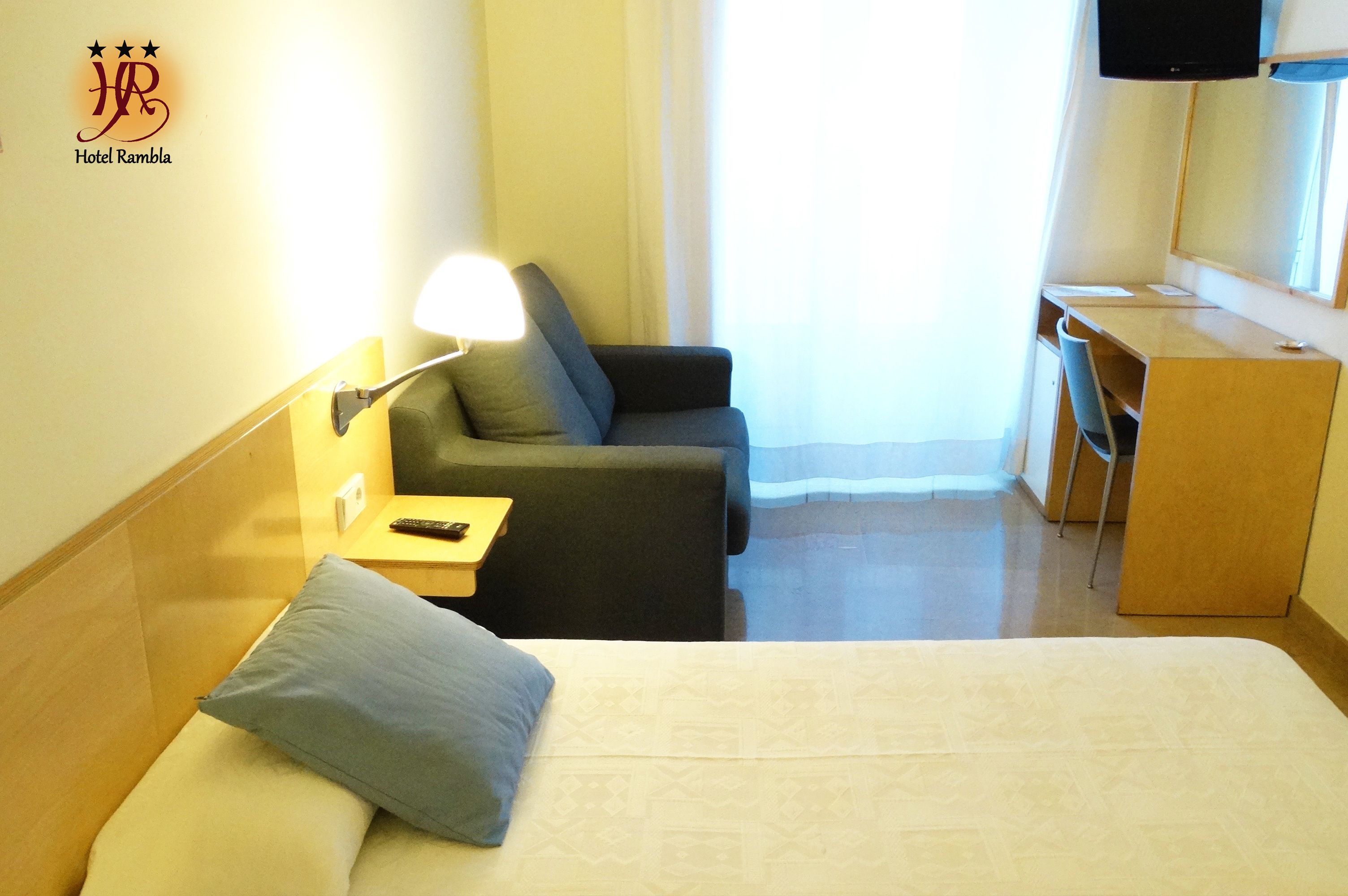 single room | minibar, in-room safe, desk, soundproofing