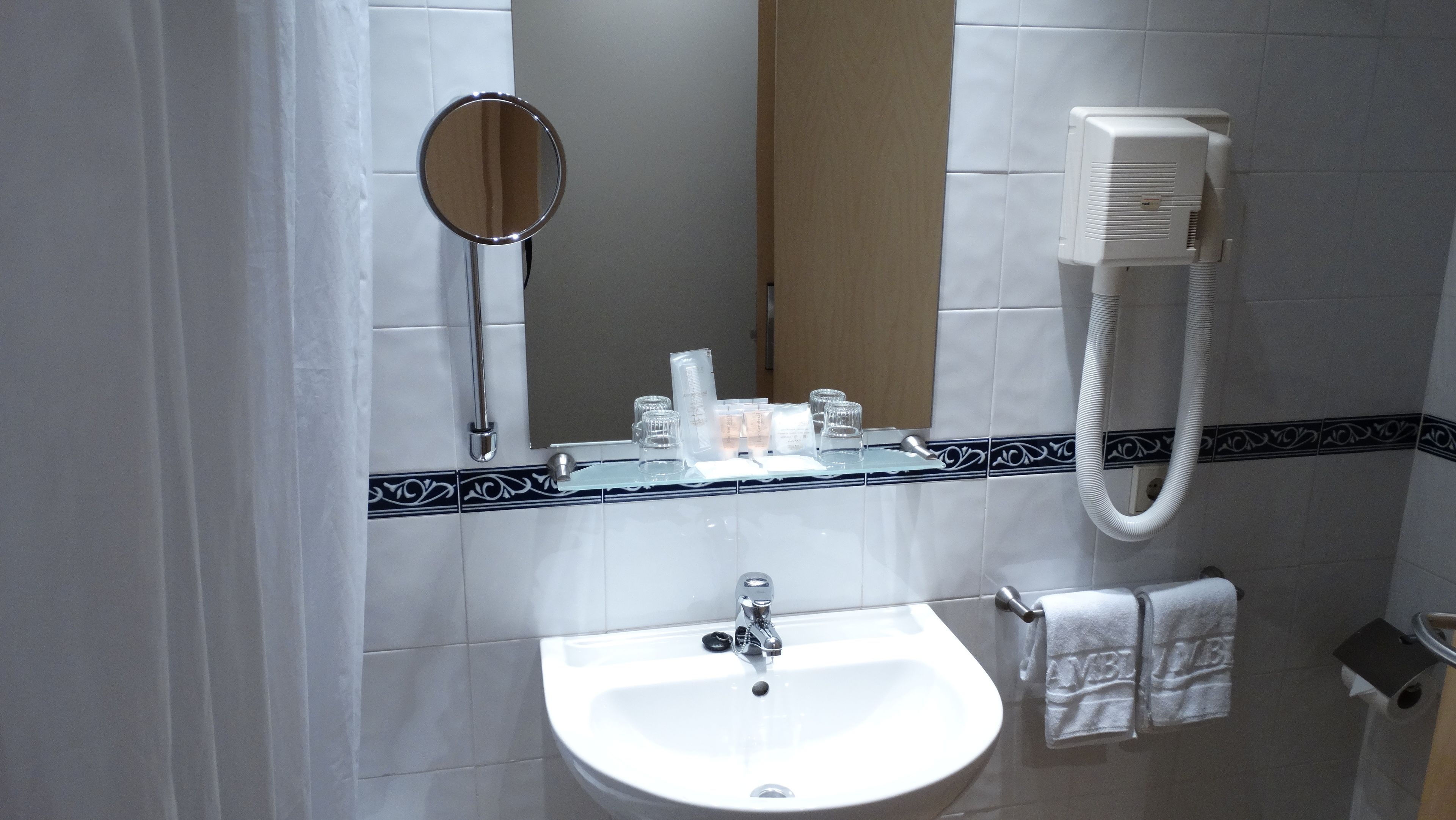 combined shower/bathtub, free toiletries, hair dryer, towels