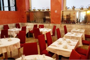 Daily continental breakfast for a fee - Hotel Rambla (Figueres)