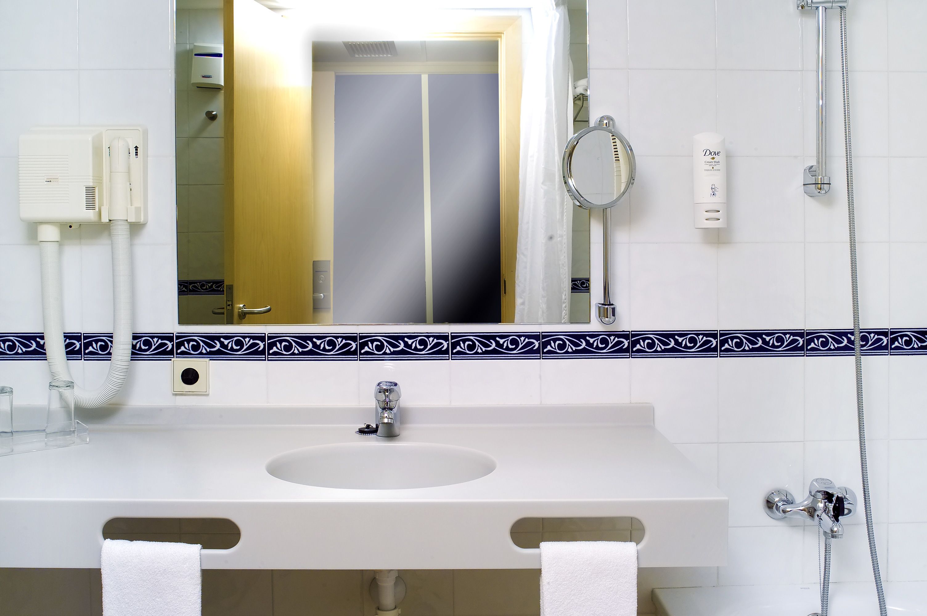 superior double or twin room | bathroom | combined shower/bathtub, free toiletries, hair dryer, towels