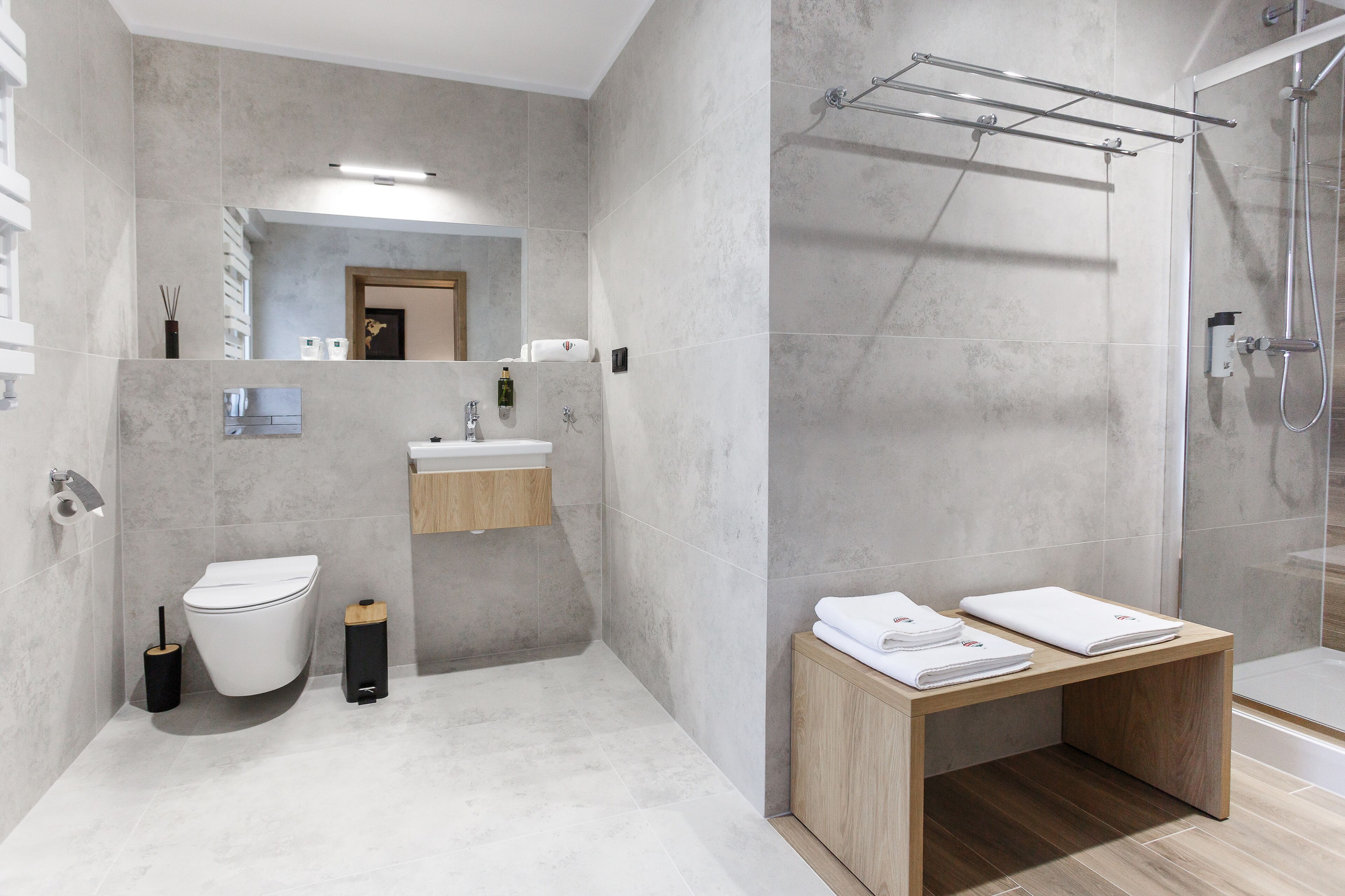 Habitación Business doble, 1 cama de matrimonio | Baño | Bañera y ducha independientes, secador de pelo y toallas