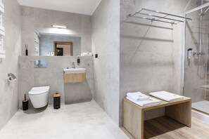 Habitación empresarial doble, 1 cama Queen size | Baño | Tina y regadera independientes, secadora de cabello, toallas 