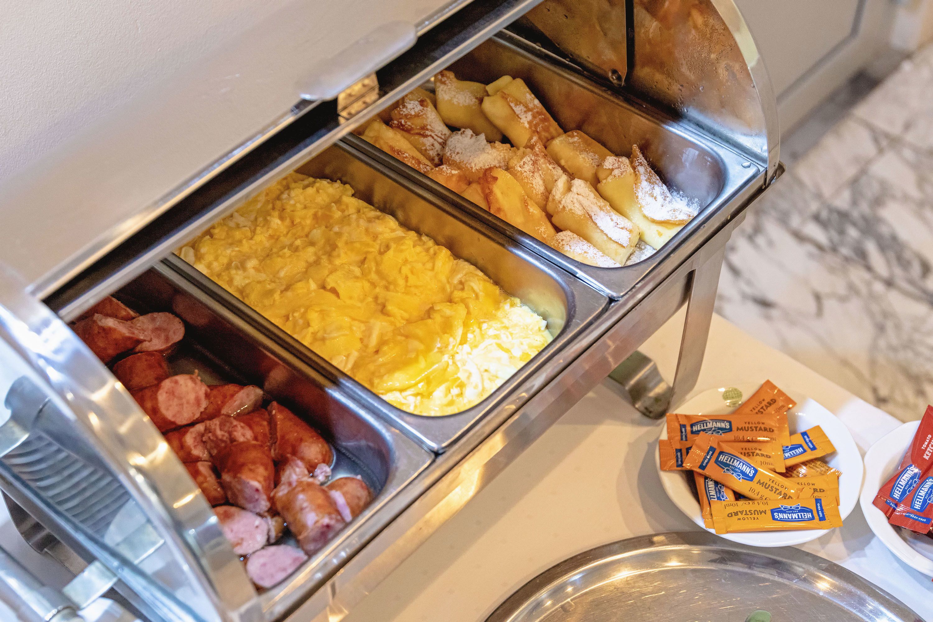 Daily buffet breakfast (PLN 45 per person)