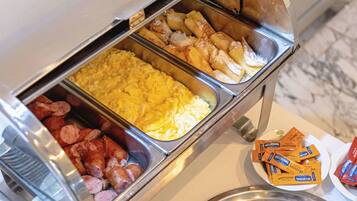 Dagelijks ontbijtbuffet (PLN 45 per persoon)