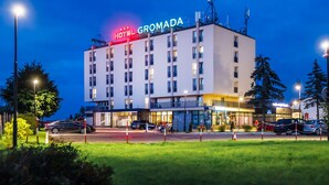A hotel named 'Hotel Gromada' with a modern design, featuring multiple floors and a well-lit entrance. - Hotel Gromada Lomza (Lomza)