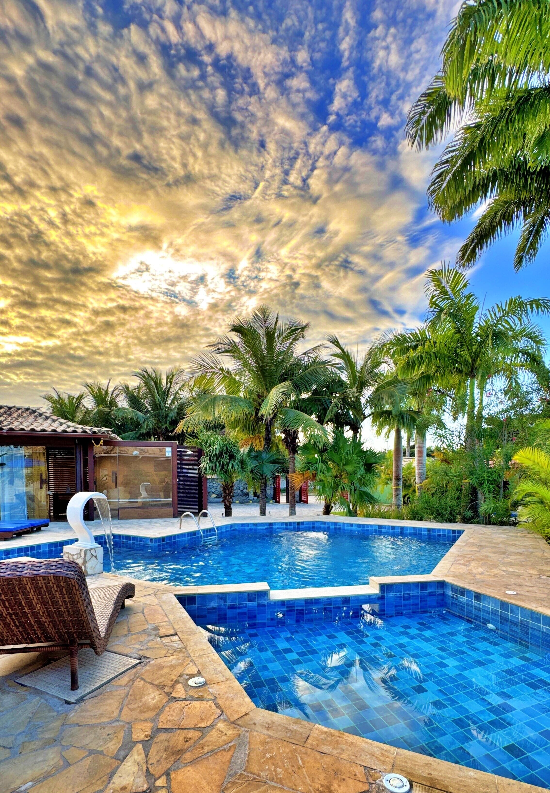 Piscine extérieure, parasols de plage, chaises longues