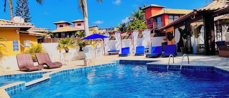 Piscine extérieure, parasols, chaises longues