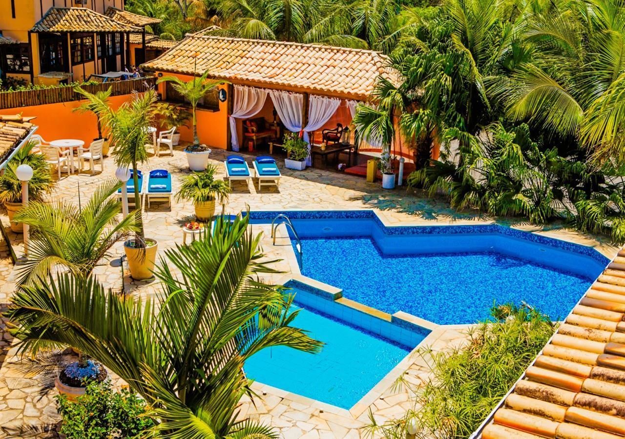 Piscina externa, guarda-sóis, espreguiçadeiras