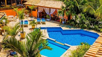 Piscina externa, guarda-sóis, espreguiçadeiras