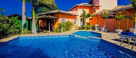 Utendørsbasseng, bassengparasoller og solsenger