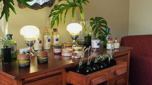 A wooden desk with various items including candles, jars, and a lamp. - Siramat Hotel (Petrópolis)