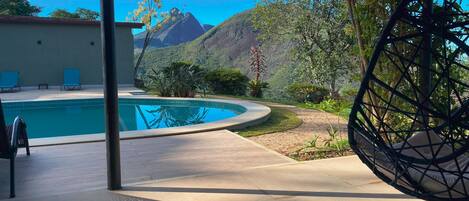 2 piscinas externas, guarda-sóis