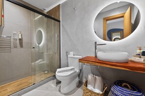 Habitación doble Deluxe | Baño | Regadera, amenidades de baño gratuitas, toallas 