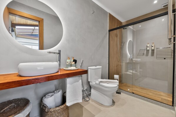 Habitación Royal | Baño | Regadera, amenidades de baño gratuitas, toallas 