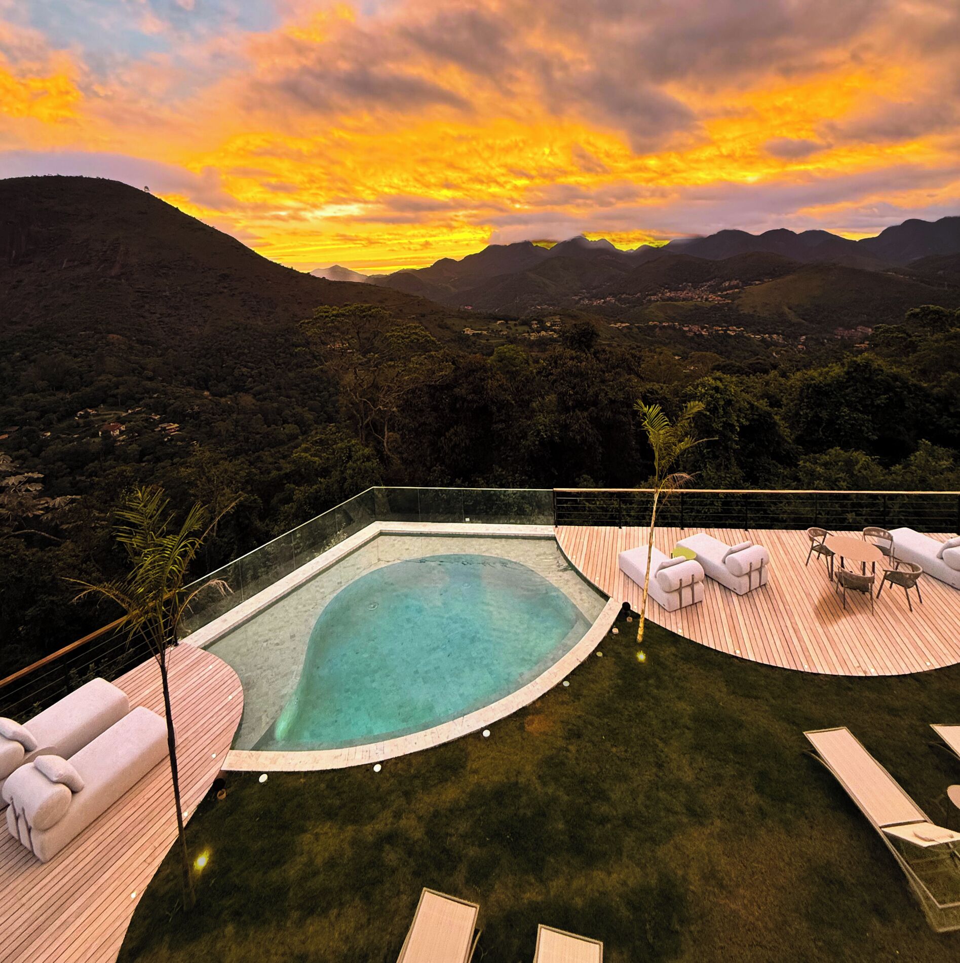 2 من حمّامات السباحة الخارجية، مظلات على حمّام السباحة