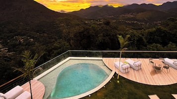 2 piscinas externas, guarda-sóis