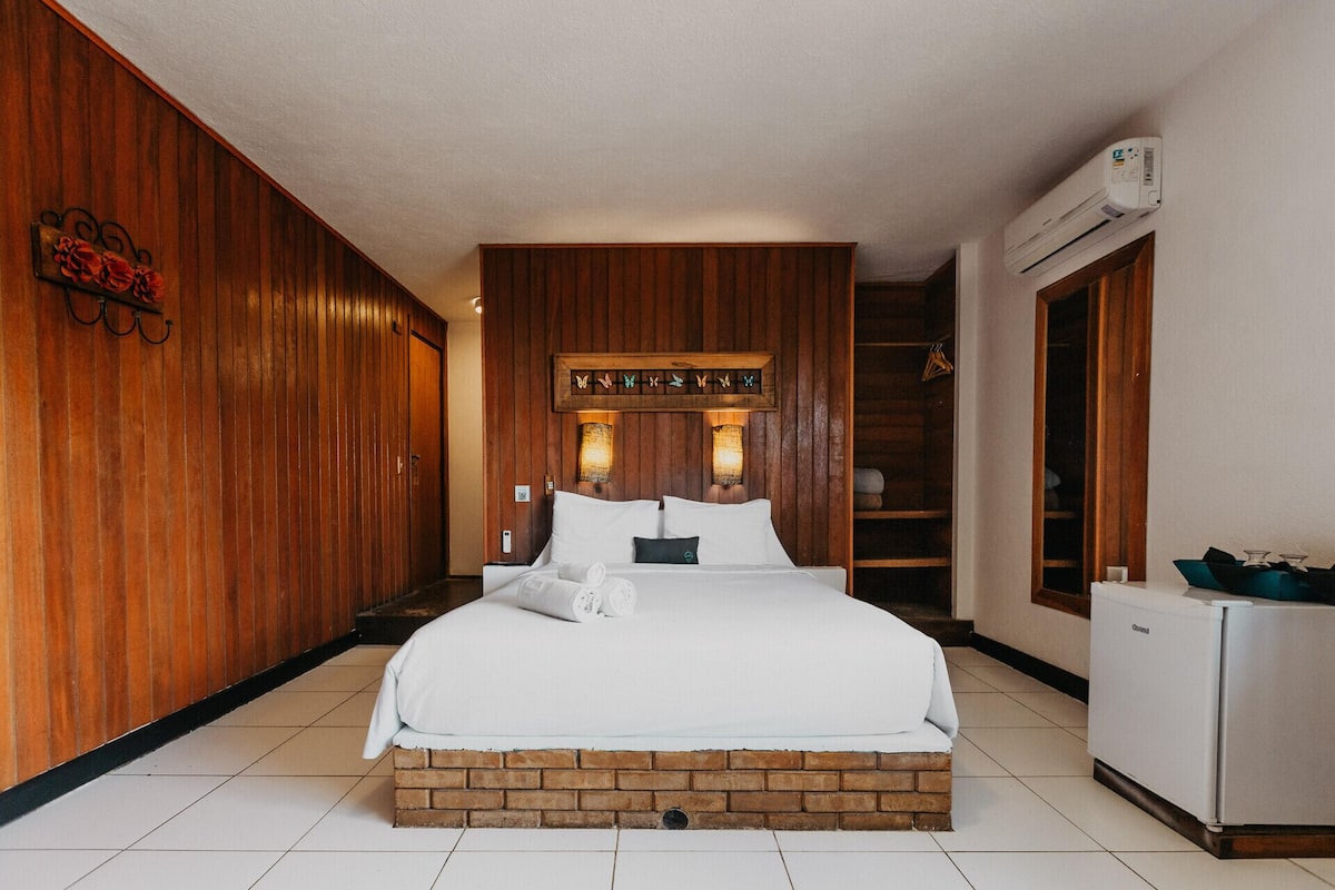 Cortinas blackout, wifi gratis y ropa de cama