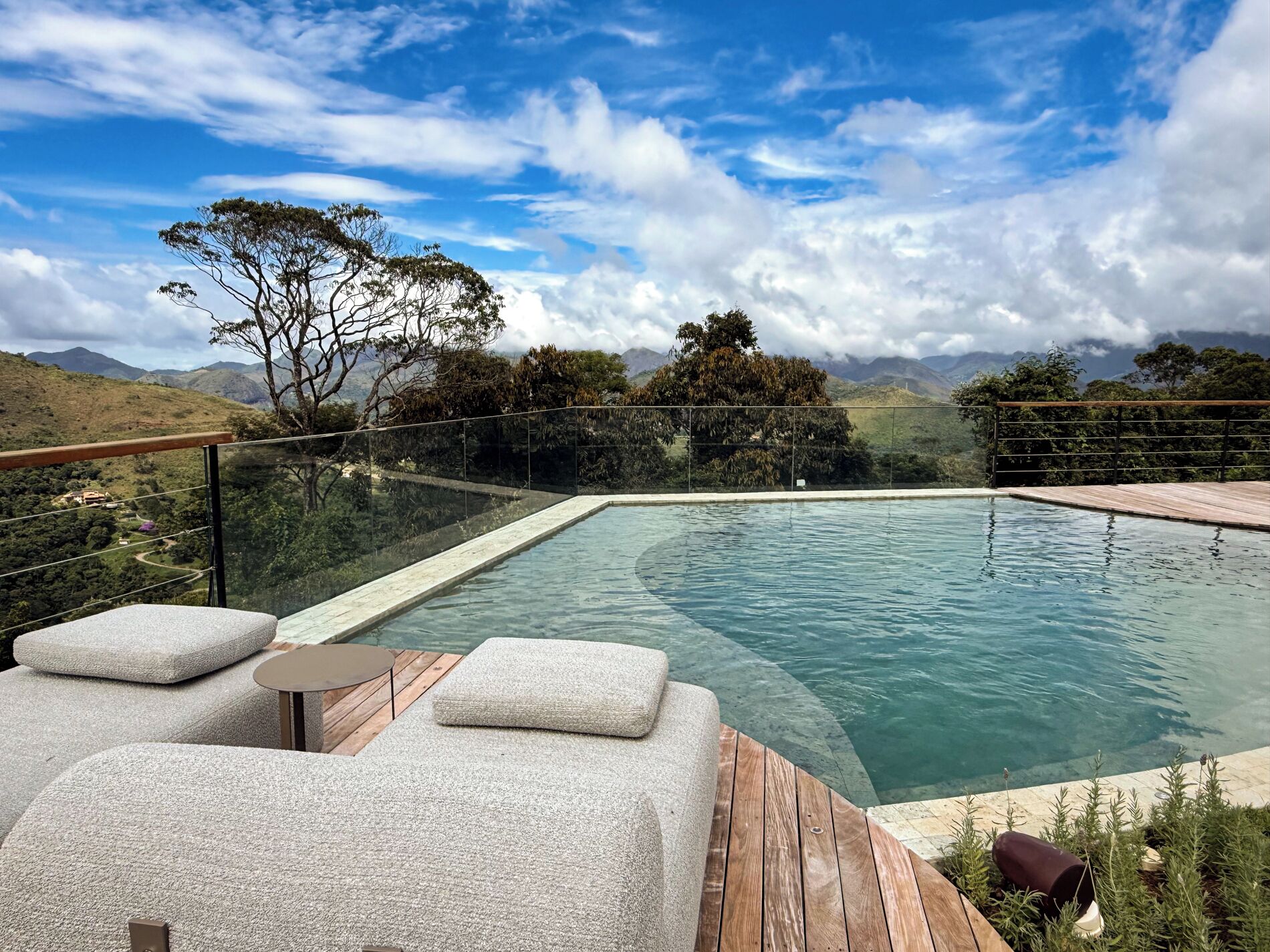 2 utendørsbassenger og bassengparasoller