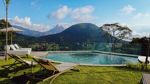 2 piscinas al aire libre, sombrillas
