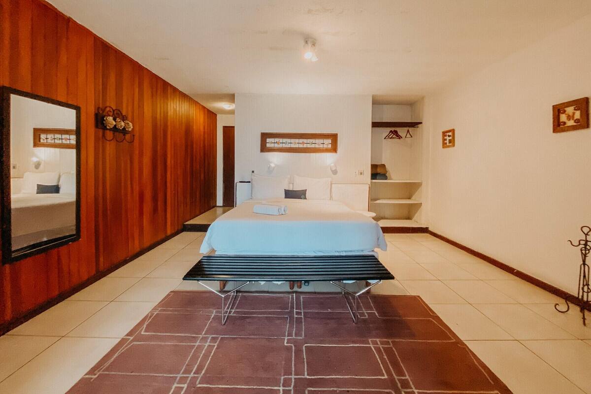 Cortinas blackout, wifi gratis y ropa de cama