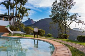 2 piscinas al aire libre, sombrillas