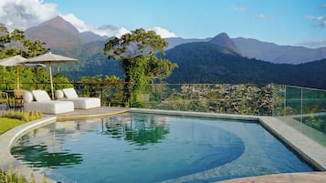 2 piscinas externas, guarda-sóis