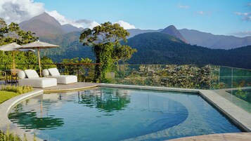 2 piscinas al aire libre, sombrillas