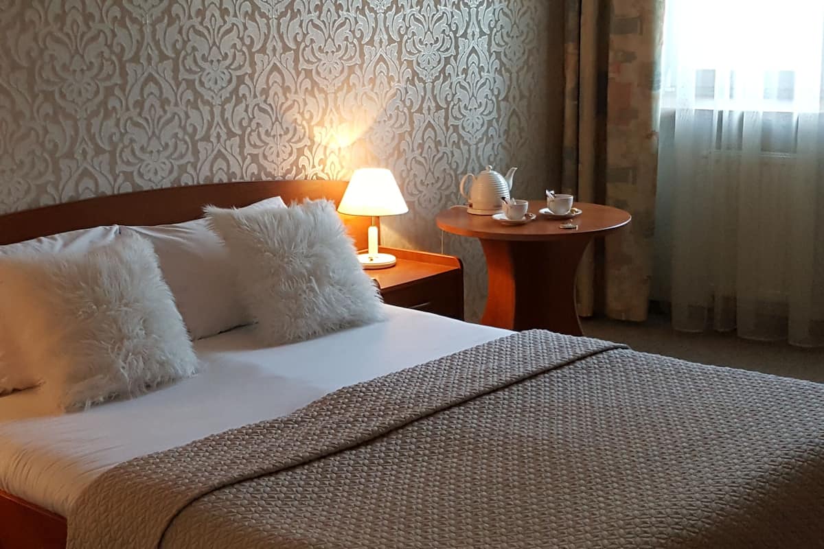 Colchones con pillow-top, escritorio y tabla de planchar con plancha 